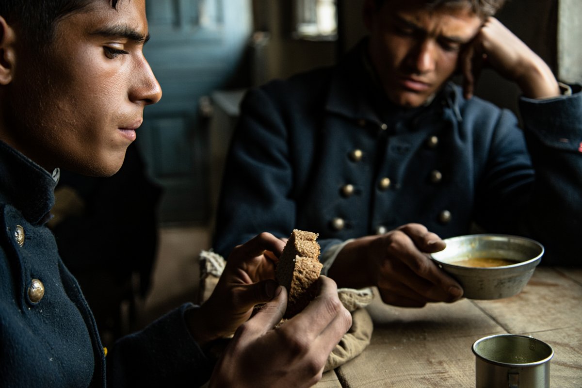 Dos soldados italianos comiendo rancho en el cuartel